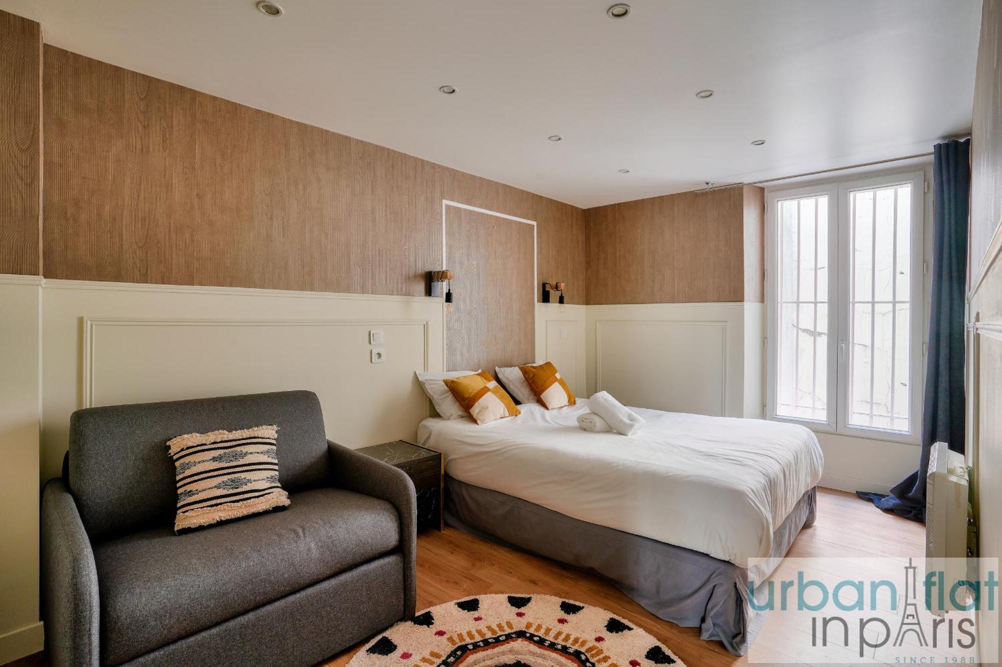 13 Luxury Flat Eiffel Design 2 Paris