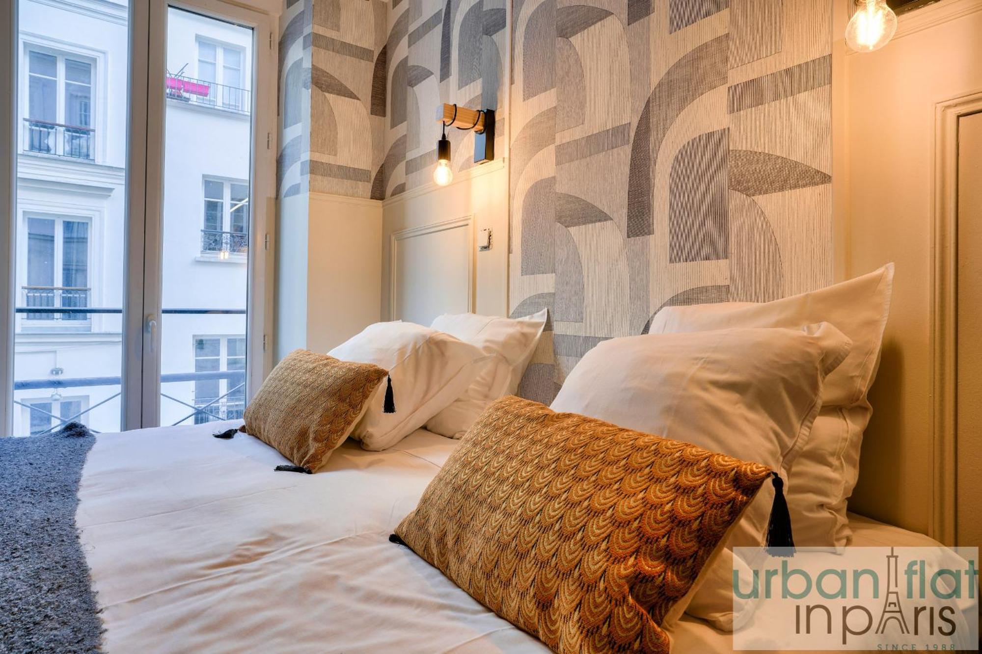 13 Luxury Flat Eiffel Design 2 Apartment